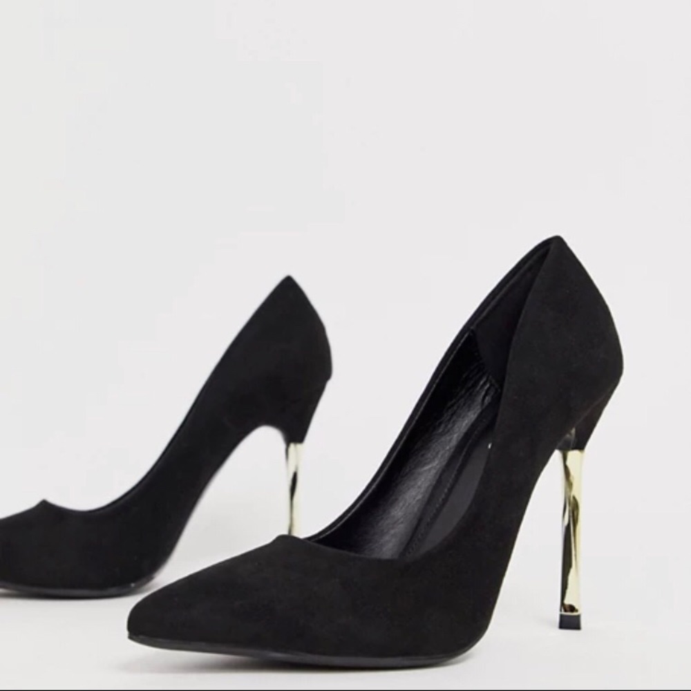 Glamorous black pumps with gold statement heels